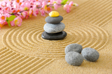 Fototapeta na wymiar Japanischer ZEN Garten in Sand mit Steinstapel