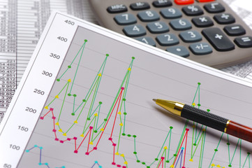 Finanzen mit Chart, Aktienkurs, Zahlentabelle und Taschenrechner