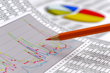 Finanzen mit Chart, Aktienkurs, Zahlentabelle und Rotstift