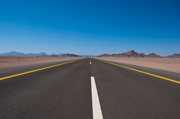 Fototapeta na wymiar highway in Saudi desert near Al-Ula