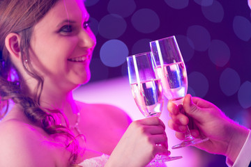 Hochzeitspaar mit Sektglas