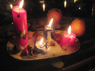 Weihnachtskerzen brennend