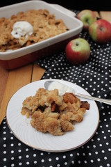 Apple crumble with cinnamon