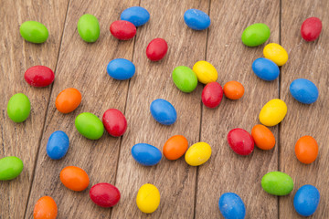 Fototapeta na wymiar Almendras cubiertas de colores - dulces