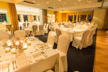 Gedeckter Tisch für eine Hochzeitsfeier