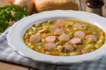 Erbseneintopf mit geschnittener Wurst