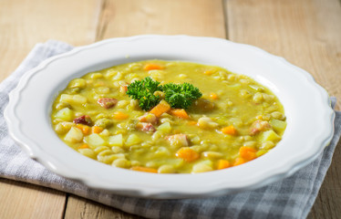 Erbseneintopf mit Bauchspeck