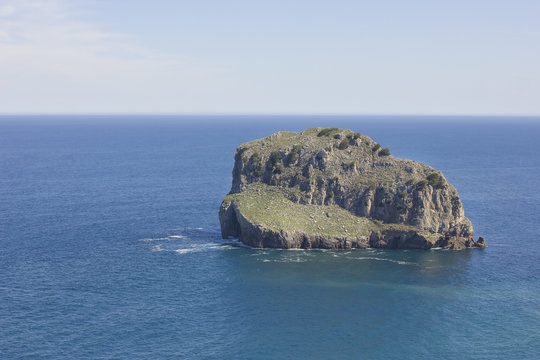 small rocky island (Akatxa Irla)