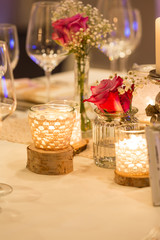 Tischdeko mit Kerzen und Glästern