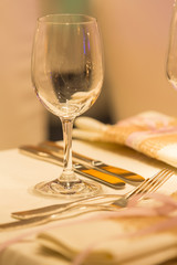 Weinglas auf einem Tisch