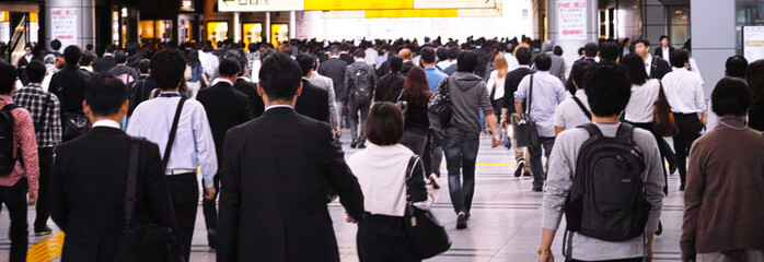 会社へ出社途中のサラリーマン