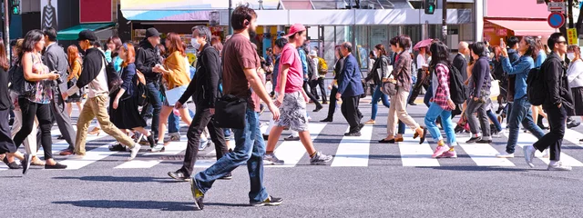 Deurstickers 横断歩道を歩く群衆   © 7maru