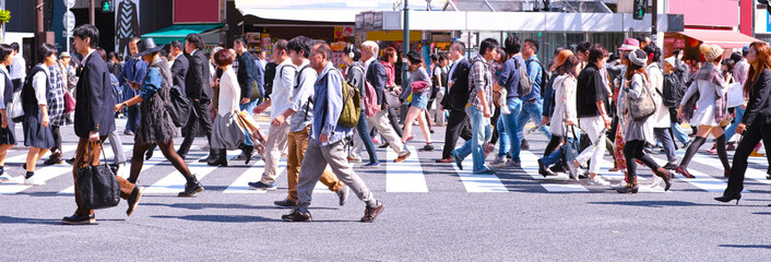 横断歩道を歩く群衆
