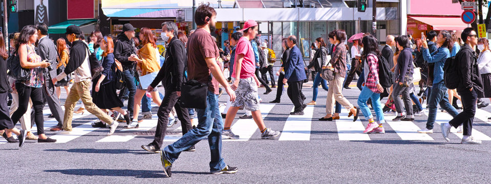 横断歩道を歩く群衆
