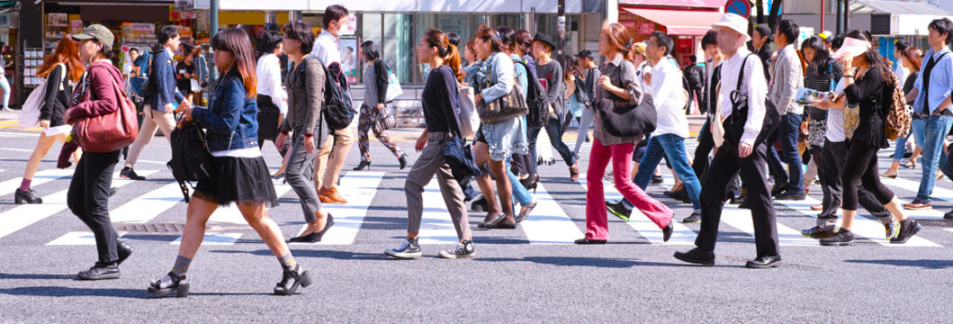 横断歩道を歩く群衆
