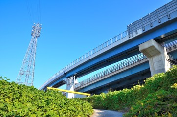 鉄塔と高速道路