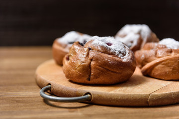 bun with currants