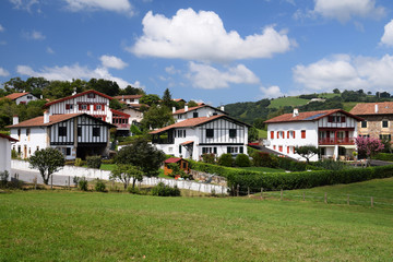 Fototapeta na wymiar Maisons basques à Sare