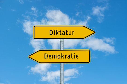 Umleitungsschild Diktatur/Demokratie