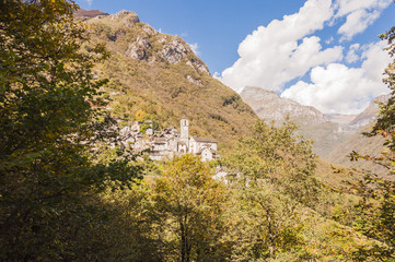 Corippo, Dorf, Verzascatal, Valle Verzasca, Hangdorf, Steinhäuser, Kirche, Wanderweg, Kastanienwald, Herbst, Tessin, Schweiz