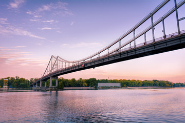 Fototapeta na wymiar Parkovy Brücke in Kiew am Abend