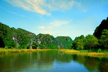Obraz premium Tourist boat most popular place in Vietnam.