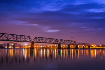 Fototapeta na wymiar Podilbrücke in Kiew zur blauen Stunde