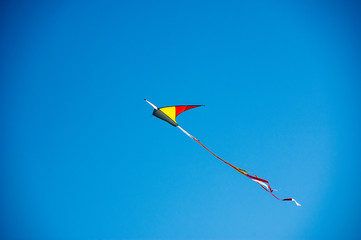 Drachen vor blauem Himmel