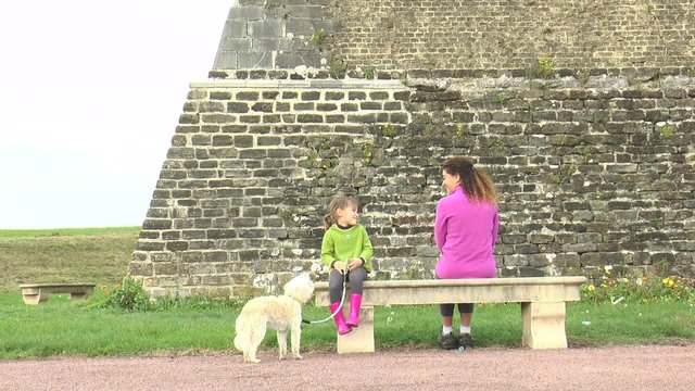 moment de partage sur un banc