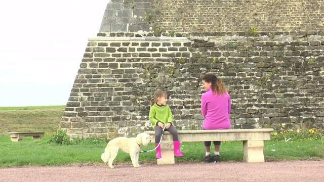 moment de partage sur un banc