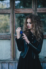 Obraz premium Vintage witch with elixir in hand