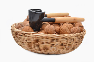 Walnuts im Korb. Instrument zum knacken oder öffnen die Nutsschale.