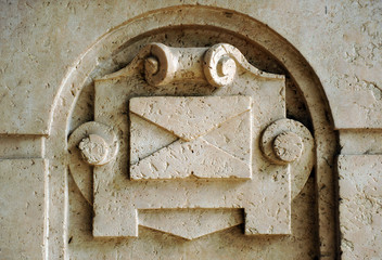 Buz&oacute;n de correos de piedra
