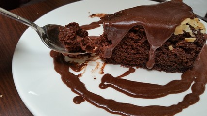 Comiendo tarta de chocolate