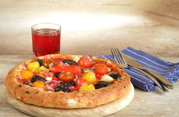 Pizza mit Cocktailtomaten