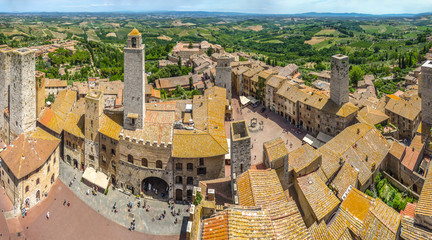 Obraz premium Medieval town of San Gimignano with Tuscan countryside on a sunny day, Tuscany, Italy