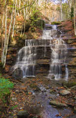 Famosa cascata in veste autunnale nel parco nazionale delle foreste casentinesi
