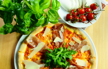 Pizza z szynką parmęńską i rucolą