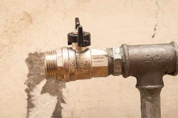 Plumbing pipe with valve for installation of a radiator