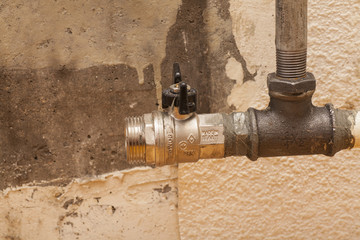 Plumbing pipe with valve for installation of a radiator