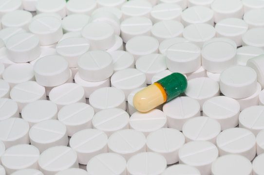 White pills paracetamol paceblo tablets and one pill capsule