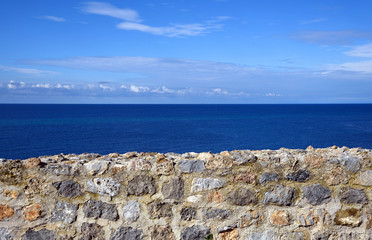 Fototapeta na wymiar panorama mare con muro in pietra