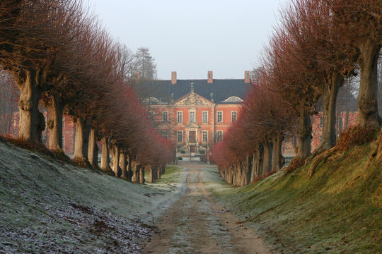 Schloss Botherm bei Boltenhagen im Winter, mit Festonallee als Hauptzufahrt zur Schlossanlage