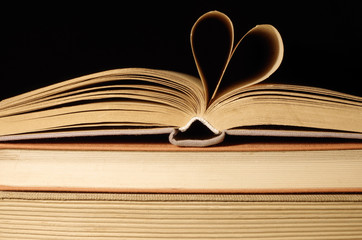 alte bücher mit herz aus buchseiten