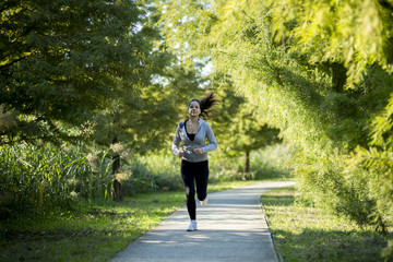 Obraz premium Woman running in park