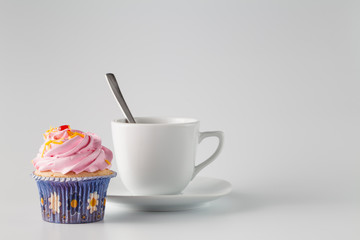 Fototapeta na wymiar Pink cupcake with coffee