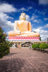 Храм Канди-Вихара. Статуя Будды.