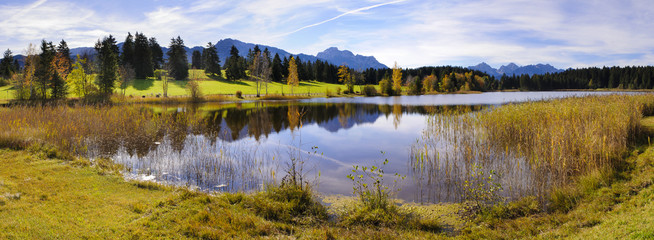 Panorama Landschaft in Bayern mit See vor den Bergen