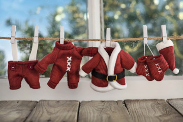 Weihnachtlicher Hintergrund mit Nikolauskleidung