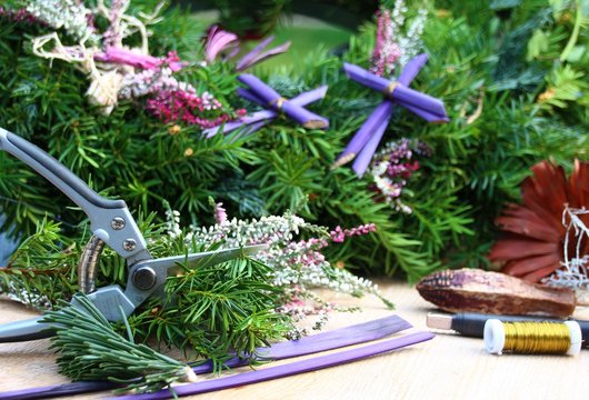 schneiden von zweigen f&uuml;r grabschmuck
